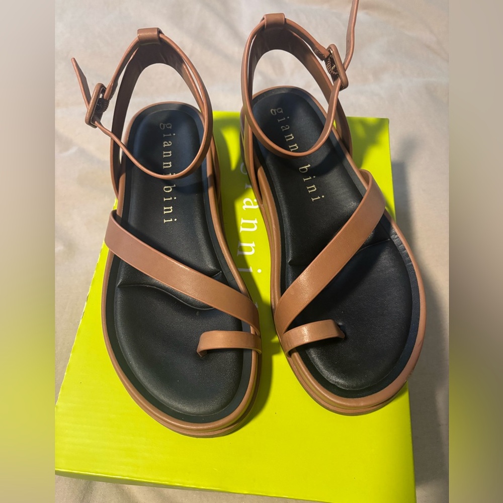 Gianna Bini Toe Sandals 8.5